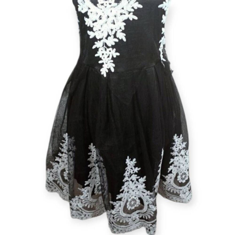 BLACK & WHITE DRESS SZ.S/M EUC - Picture 3 of 4